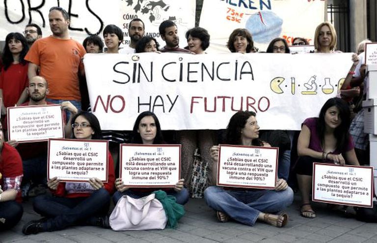 CSIC workers, who last week handed in a petition with 230,000 signatures calling for the agency’s viability to be guaranteed.