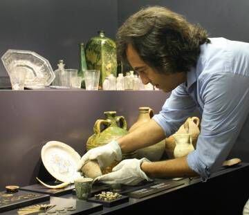 Carlos León studies the remains of a wreck in the Royal Atarazanas Museum in Santo Domingo