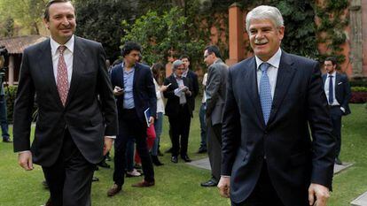 Alfonso Dastis (right) with the Spanish ambassador to Mexico, Luis Fernández-Cid.