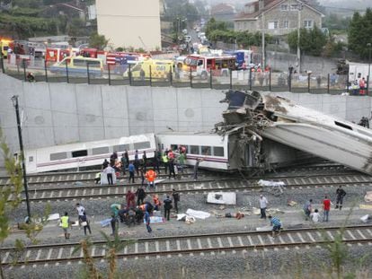 Rescue workers and neighbors come to the aid of injured passengers at the train crash last Wednesday in Santiago.