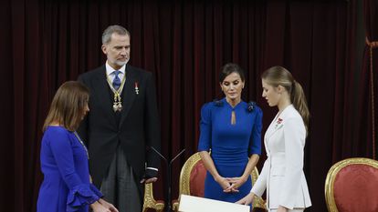 Princess Leonor (right) swears allegiance to the Spanish Constitution before the Speaker of Congress, Francina Armengol (left), King Felipe VI and Queen Letizia.