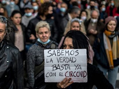 Protest of coronavirus deniers in Madrid on November 7. Sign reads: “We know the truth. Enough of the circus-virus.”