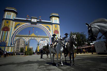 The Seville architect César Ramírez designed the famous gateway to the fairgrounds.