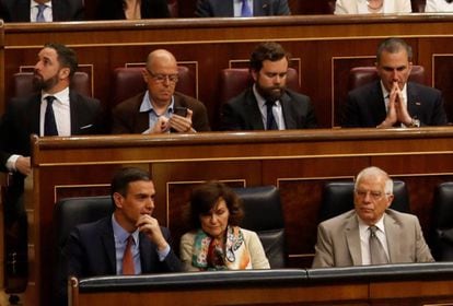 José Zaragoza (looking at his cellphone) flanked by Vox deputies. Acting Prime Minister Pedro Sánchez (bottom left) is sat in front of the far-right party’s leader, Santiago Abascal.