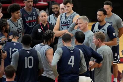 Head coach Steve Kerr of the Golden State Warriors motions as he speaks with his players at a practice during training camp for the United States men's basketball team Thursday, Aug. 3, 2023, in Las Vegas.