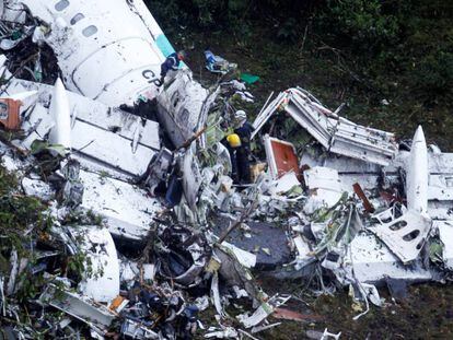 The rescue operation after the plan crash near Medellín (Colombia).
