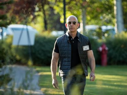 Jeff Bezos during the 2017 Sun Valley conference. The Amazon founder went viral for his casual outfit, with a black polo shirt and a light vest.