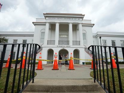 Members of the media and general public gathered outside the Colleton County Courthouse on Thursday, March 2, 2023, in Walterboro, South Carolina.