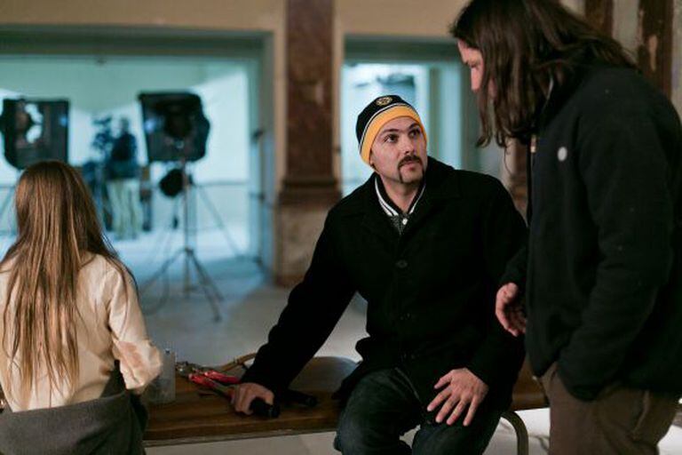 El director argentino Lucas Figueroa (centro), en un momento del rodaje de 'Viral'.