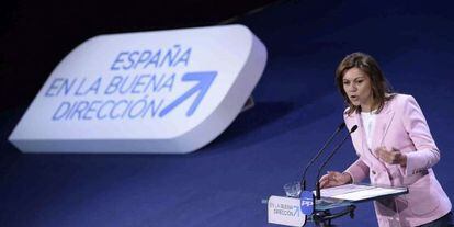 Popular Party secretary general Mar&iacute;a Dolores de Cospedal addressing the conference in Valladolid. 