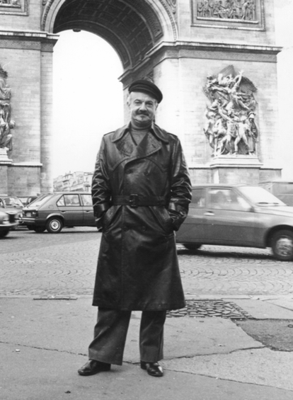 Astor Piazzolla in front of the Arc de Triomphe in Paris in 1977.