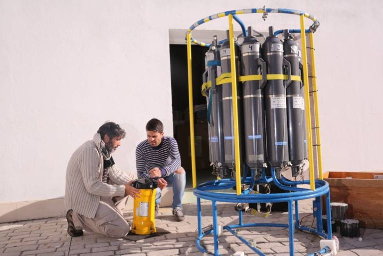 Ricardo Sánchez (l), a researcher at the Oceanographic Institute in Cádiz.