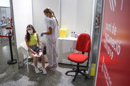 A health worker vaccinates a teenager in Valencia.