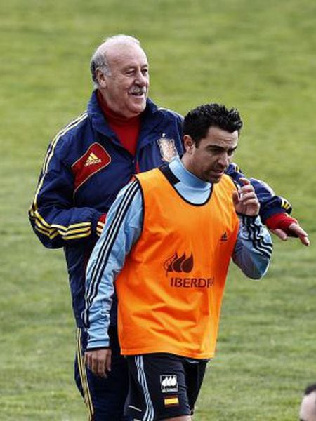 Vicente del Bosque and Xavi during Monday's training session.