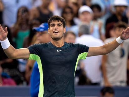 Carlos Alcaraz, of Spain, greets the crowd after defeating Hubert Hurkacz, of Poland, during the semifinal of the Western & Southern Open at the Lindner Family Tennis Center.