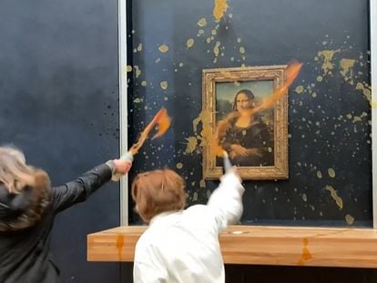 This image grab taken from AFPTV footage shows two environmental activists hurling soup at Leonardo Da Vinci's 'Mona Lisa' (La Joconde) painting, at the Louvre museum in Paris, on January 28, 2024.