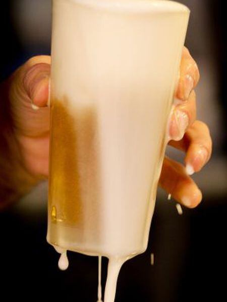 A bartender pours a beer in a Madrid restaurant.