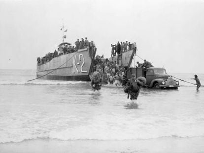 This image from 1958 shows a Spanish amphibious craft unloading supplies during the Ifni War.