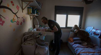 Dads in Spain will get 16 paid weeks off work in 2021.