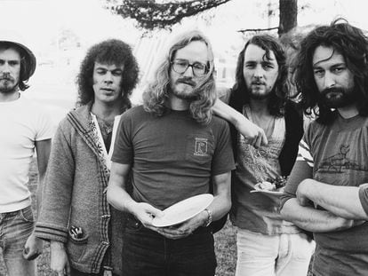 Supertramp in the United States on May 11, 1977. From left to right: Dougie Thomson (bass), Bob Siebenberg (drums), John Helliwell (saxophone), Roger Hodgson (vocals, keyboard and guitar) and Rick Davies (vocals and keyboard).