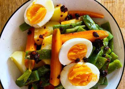 
Microwaved potato, string beans, carrot, onion and egg 