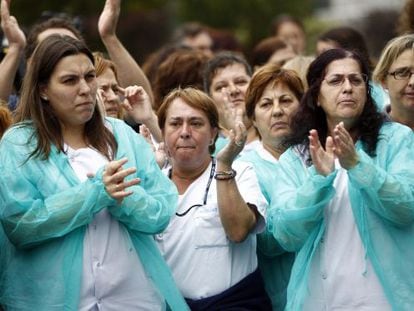 Health workers stage a protest on Tuesday outside La Paz hospital in Madrid after a nursing assistant was infected with ebola.