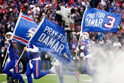 The Buffalo Bills team shows their support for Damar Hamlin.