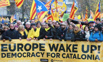 Ousted Catalan premier Carles Puigdemont (c) at Thursday’s demonstration in Brussels.