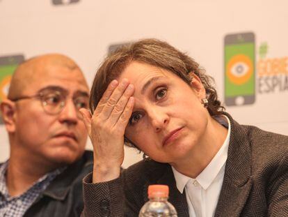 Rafael Cabrera and Carmen Aristegui, during a conference on the Pegasus case in Mexico City, in June 2017.