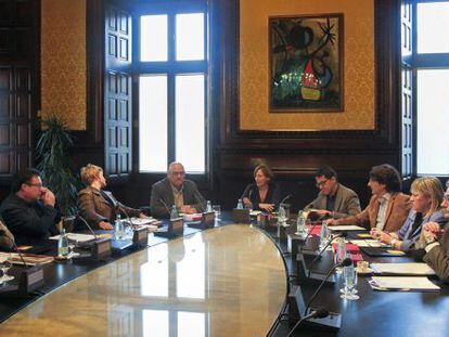 Catalan parliament representatives will soon discuss the separatists' motion.
