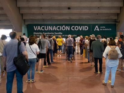Citizens wait in line in at the Estadio Olímpico in Seville for the vaccination process.