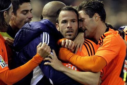 Real Zaragoza&#039;s Apo&ntilde;o (center) celebrating one of his two goals against Valencia. 