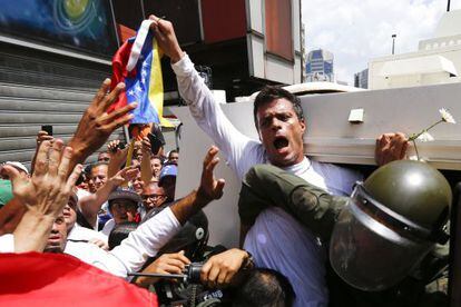 Venezuelan opposition leader Leopoldo L&oacute;pez gets into a National Guard armored vehicle in Caracas February 18, 2014.