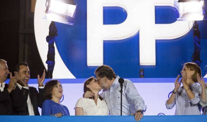 Mariano Rajoy kisses his wife Elvira to celebrate the PP victory in Sunday elections.