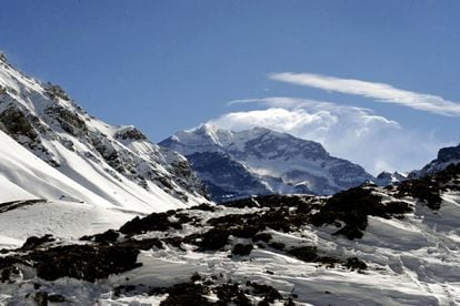 Aconcagua has an altitude of 6,962 meters.