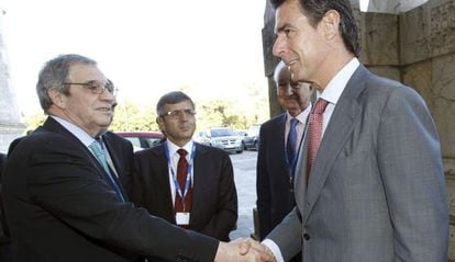 César Alierta (left) greets Minister José Manuel Soria in front of Vittorio Colao.