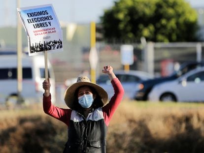A woman protest in front of the Silao´s General Motors factory, this February.