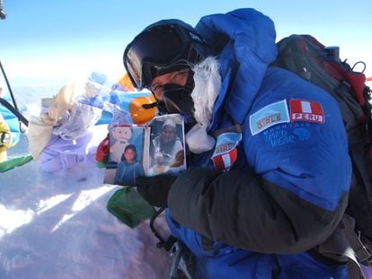 Vázquez-Lavado on the summit of Everest, 8,848 meters above sea level, in 2016.