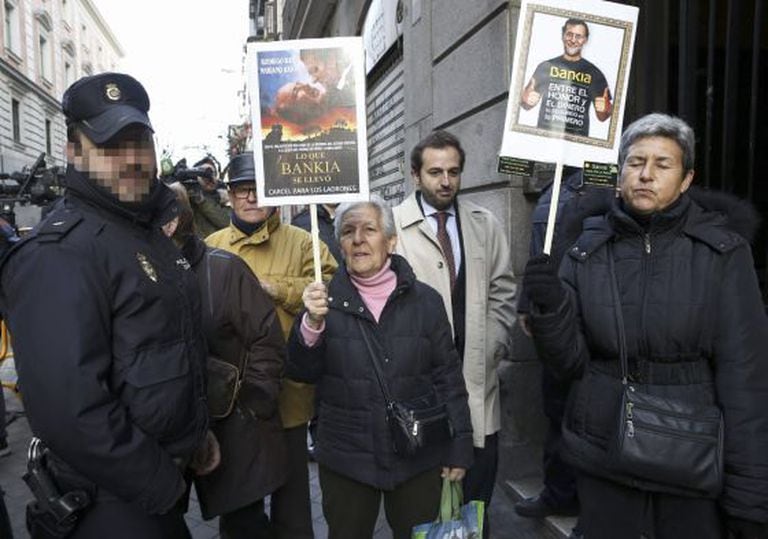 Victims of Bankia’s controversial sale of preferred shares await the arrival of former bank execs at the High Court on Monday.