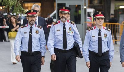 Mossos chief Josep Lluís Trapero (c) arrives at the High Court.