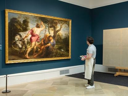 Jacobo Alcalde, in front of the work by Rubens that he plans to replicate. On the right: the canvas he is preparing.