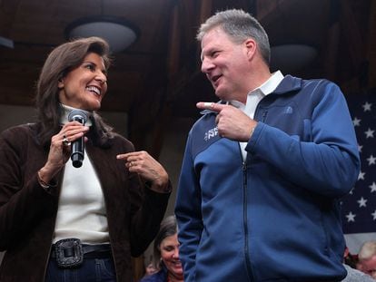 Nikki Haley, candidate for the Republican presidential primary, and New Hampshire Governor Chris Sununu at a campaign event in Manchester, New Hampshire, on Tuesday.