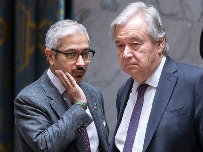 António Guterres (right) with the deputy representative of the Emirates, Mohamed Abushahab, this Friday during the Security Council meeting.