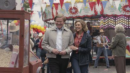 In the miniseries Love and Death, Jesse Plemons and Elizabeth Olsen play Allan Gore and Candy Montgomery – two neighbors who had an extramarital affair that ended in tragedy in Texas in 1980.
