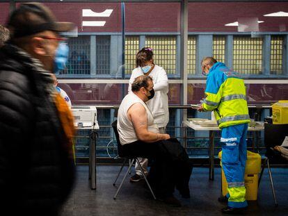 A man is vaccinated against Covid-19 in the WiZink Center arena in Madrid, on November 30.