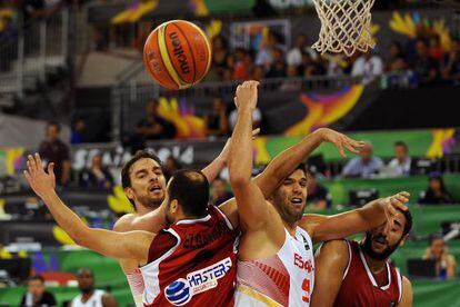 Spain’s Pau Gasol (l) and Felipe Reyes in action against Egypt on Sunday.