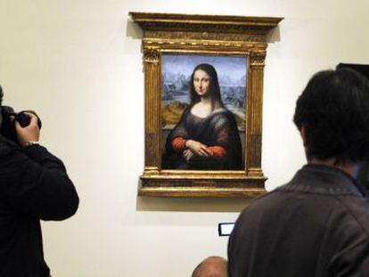 People take  pictures of an authenticated contemporary copy of Leonardo da Vinci&#039;s Mona Lisa.