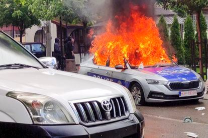 Kosovar police car burns in Zvecan
