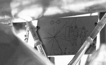 The Pioneer Plaques (1972-1973) – meant to be a kind of interstellar “message in a bottle” – were designed and popularized by American astrophysicists Carl Sagan and Frank Drake
