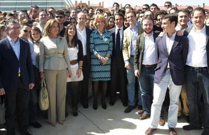 &Aacute;ngel Carromero is third from the right in this PP line-up with Esperanza Aguirre (center), Jos&eacute; Mar&iacute;a Aznar (to her left) and Mayor Ana Botella (second from left).